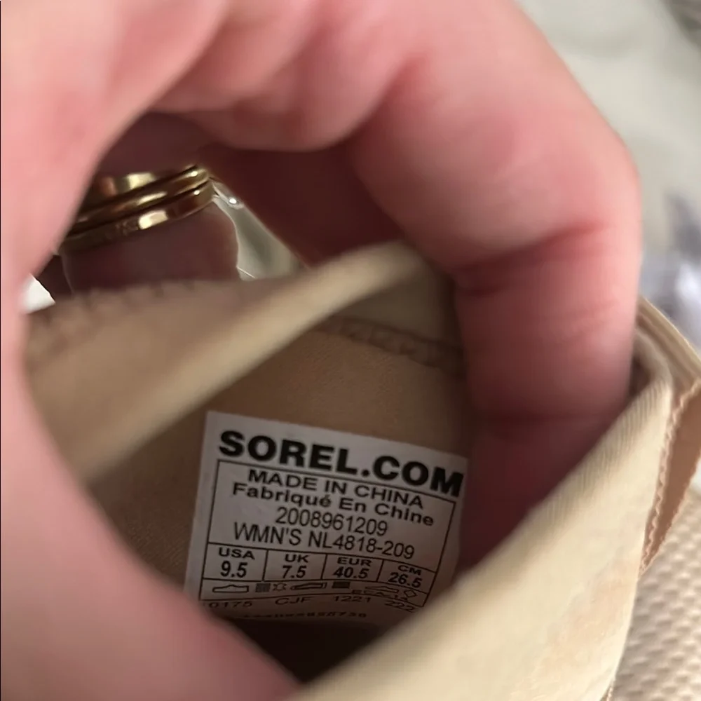 SOREL beige ceramic Explorer Defy Mid Shoe - Women's size 9.5!